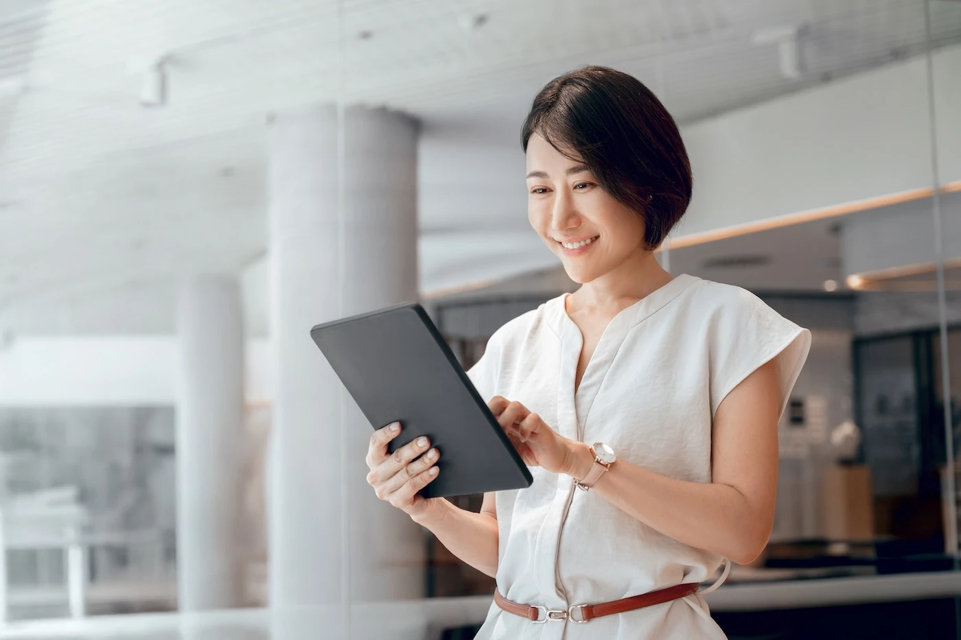 Mature CEO businesswoman holding digital tablet using fintech tab application standing in office. Eastern Asian 40s adult professional business woman looking digital touchscreen device. Copy space SSUCv3H4sIAAAAAAAAA01Py26EMAz8F59BIgK6ha/orYdVD3kY1iUQlJiidsW/N2Gh3ZxmPBnP+A5koIWiqi9drYr8BcsmF6IrciWxydWlKnXdVYXQFWRgJCO0oiybphTiVRSNKNLLQMlAGto7kLVLYC+Z3ARtVDxOBv0O0RA7T9JGtmUQWPISMERbZDru7qO683Pf9Z7msWAMD4tKYMvO2Ru62eKf8u5GnJ7kJ8tHBrLHSX+nqC11sij35CuMZug/cWBB0ZDIj8BOrhA9w8rox6Of41s6I8HZk6apP3rHc934wJPjtHSPZqcHMof5ceqN4tSnErDM1kmD5pAXNRLzST1+Ea7/v7dt+wUKGLbyqAEAAA==